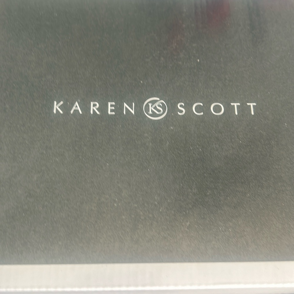 Karen Scott beautiful black pump.